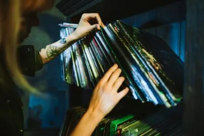 photo/blonde-woman-picking-vinyl-record